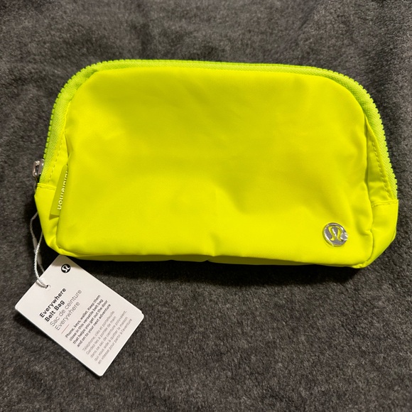 NWT - Lululemon Everywhere Belt Bag Military Green Crossbody Strap 1L #u… - Picture 2 of 4